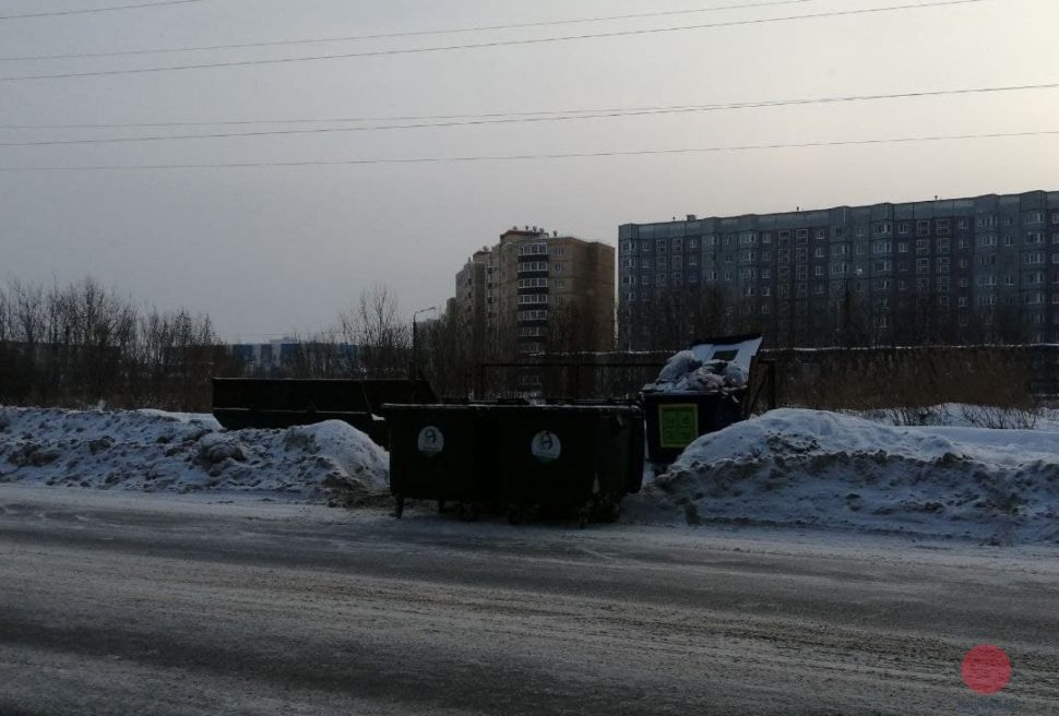 В Северодвинске мусорные контейнеры разместили прямо на проезжей части 